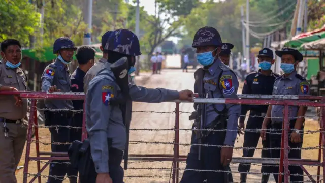 မန္တလေး၊ အိုးဘိုထောင်ရှေ့က စစ်ကောင်စီ ရဲတပ်ဖွဲ့ဝင်တချို့ (ပုံဟောင်း)