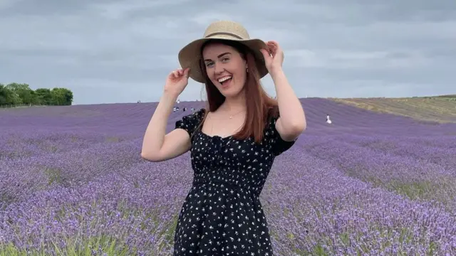 Emily Katy en un campo de lavanda
