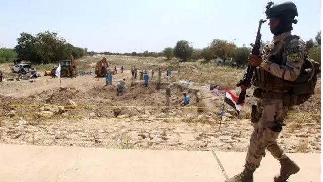 Ibudo ti ado oloro ti dun, ọmọ ologun kan n rin kọja