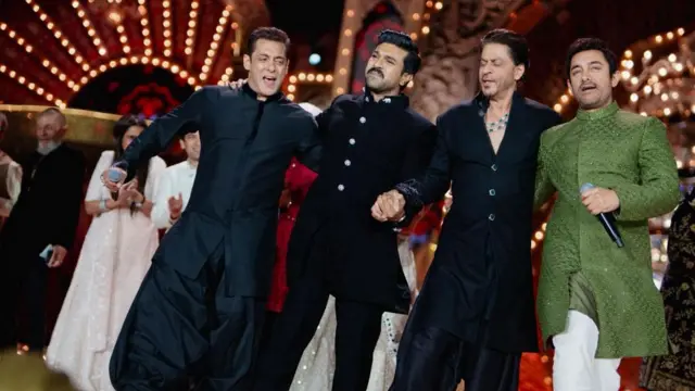 Atores Salman Khan, Ram Charan e Shah Rukh Khan e Aamir Khan durante evento de pré-casamento