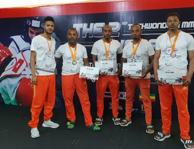 በታይላንድ የተሳተፉ የቡድን አበላት ካገኙት ሜዳሊያ እና ምስክር ወረቀት ጋር
