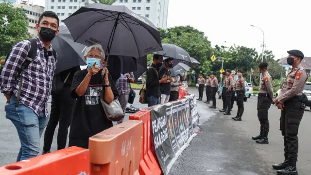 Anggota Jaringan Solidaritas Korban untuk Keadilan (JSKK) melakukan Aksi Kamisan ke-766 di seberang Istana Merdeka, Jakarta, Kamis (2/3/2023).