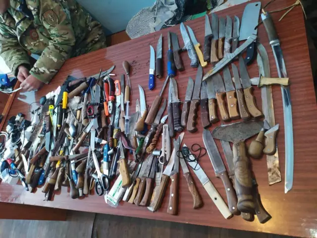 Түнтүү учурунда абактан табылган бычак жана учтуу буюмдар 