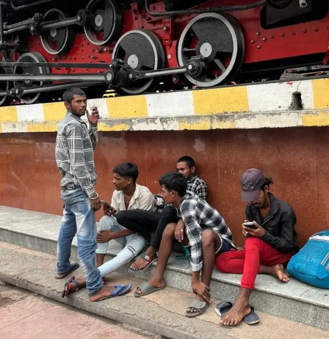 வட மாநிலங்களுக்கு செல்லும் ரயில்களில் இடம் கிடைக்காத நிலையில், சென்னை செல்லும் ரயில்களிலும் பலர் ஏறுகின்றனர்