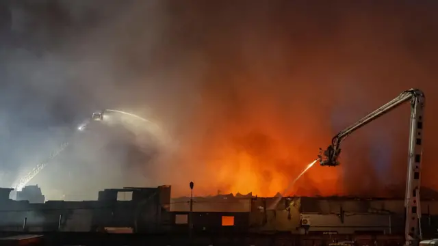 Пожежники працюють на місці російського ракетного удару під час атаки Росії на Україну, в Києві, Україна, 8 липня 2026 року.