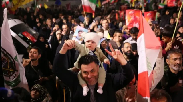 जश्न मनाते लोग 