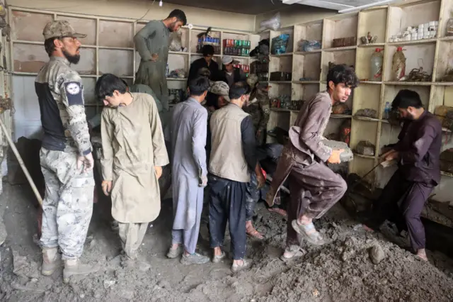 مردم در شهر پارون، مرکز نورستان در شرق افغانستان، پس از وقوع سیلاب مرگبار، در حال جمع‌آوری و نجات وسایل و دارایی‌های خود هستند. ۲۲ جولای ۲۰۲۶.