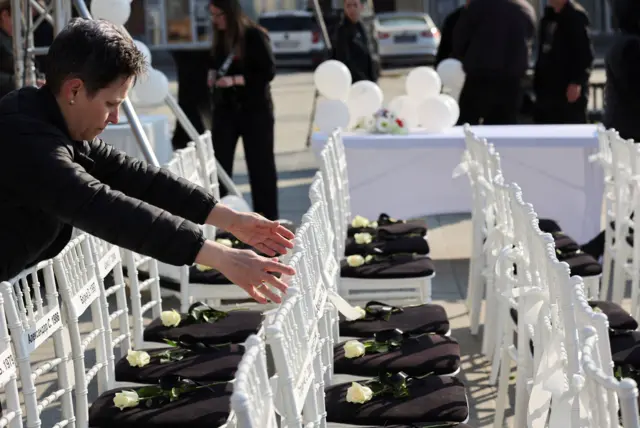 63 bele stolice na svakoj bela ruža i imena žrtava požara u Kočanima, tragedija u kočanima, tragedija u severnoj makedoniji, godišnjica tragedije u severnoj makedoniji