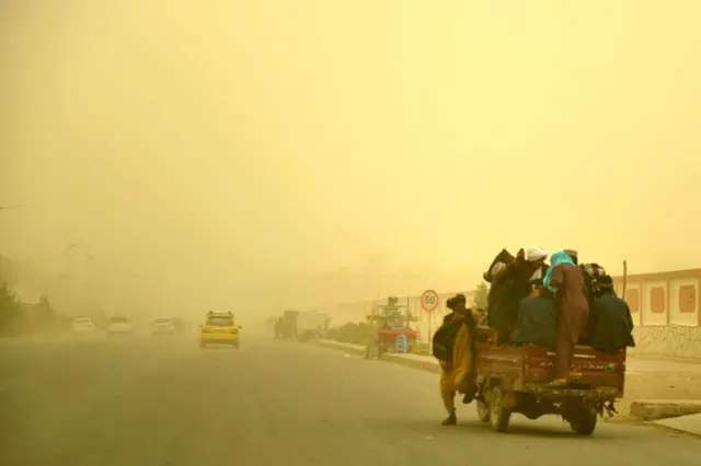 طوفان گرد و خاک و چند نفر سوار بر یک ریکشا 