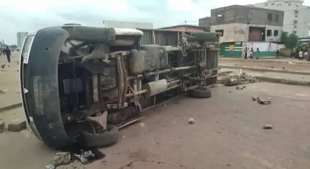 Un camion renversé pour barricader la voie