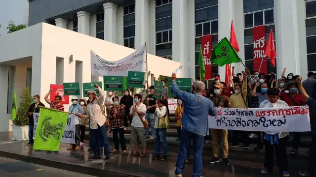 ထိုင်းနိုင်ငံရေးပါတီတွေရဲ့ မြေယာနဲ့သယံဇာတမူဝါဒတွေကို ထောက်ပြတဲ့ Commoners' Party ရဲ့ ချင်းမိုင်တက္ကသိုလ်ထဲက ဆန္ဒဖော်ထုတ်ပွဲ