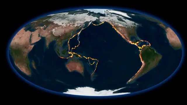 Ilustração do 'Anel de Fogo' do Pacífico, uma região onde as placas tectônicas em volta do Oceano Pacífico se encontram e é comum a ocorrência de vulcões e terremotos