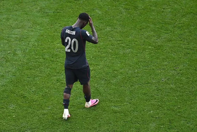 Folarin Balogun camina con la cabeza baja tras el partido de Estados Unidos y Bélgica.