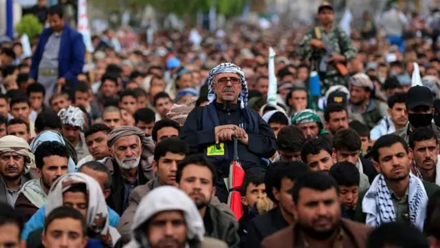 सनामध्ये धार्मिक कार्यक्रमासाठी जमलेले येमेनी लोक (फाइल फोटो)