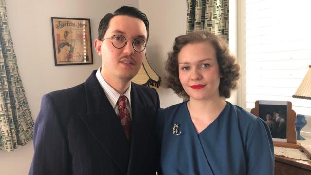 Um close de Liberty e Greg parados um ao lado do outro