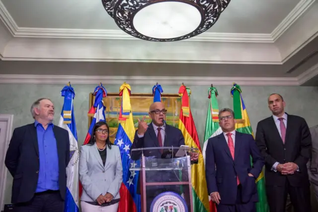 El diplomático venezolano Roy Chaderlan, Delcy Rodríguez, Jorge Rodríguez, Elías Jaua y Larry Devoe, hablan en una conferencia de prensa tras la reunión con la oposición venezolana en República Dominicana en 2017.