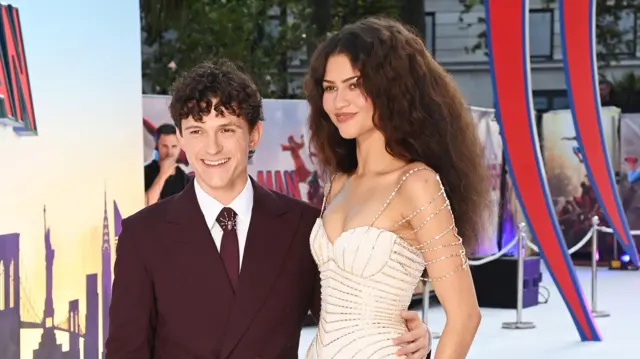 Tom Holland și Zendaya la premiera din Londra a filmului „Omul-Păianjen: O nouă zi”.