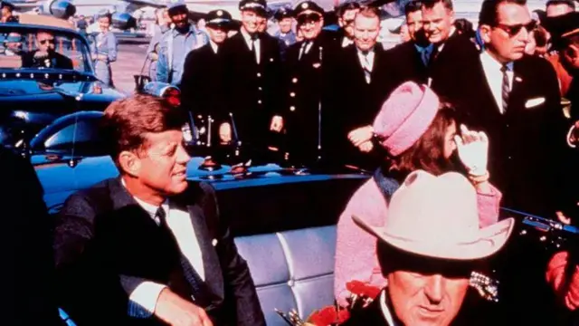 22 листопада 1963 року. Президент США Джон Кеннеді з дружиною Жаклін у відкритому лімузині. До доленосних пострілів залишилося зовсім небагато 450