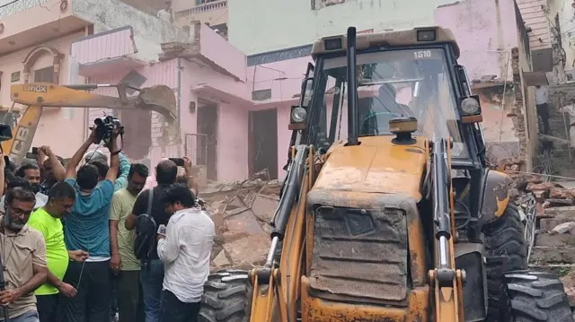 घर पर बुलडोज़र चलाया गया