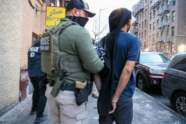 Capturan de un migrante por ICE.