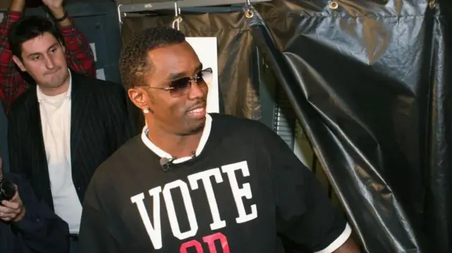 Bw.Shuter (anayeonekana kushoto) aliambatana na Mr Combs kwenye hafla mbalimbali, ikiwemo hafla ya hadhara ambapo rapper huyo aliwataka wengine kwenda kupiga kura katika uchaguzi wa 2004.
