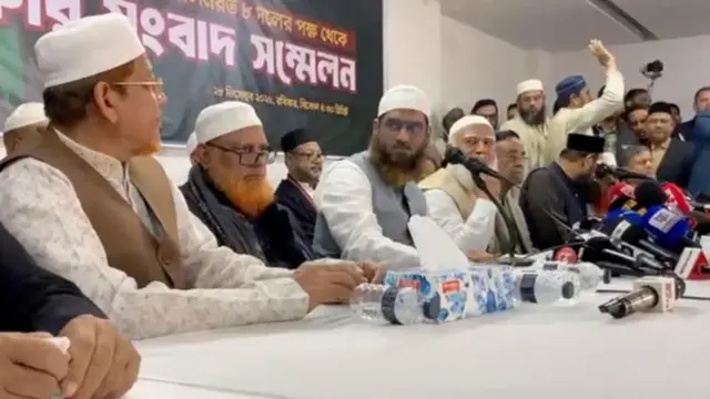 জামায়াতসহ ইসলামী দলগুলোর জোটের একটি সংবাদ সম্মেলন। এই জোটের ভেতরে আসন বণ্টন নিয়ে টানাপোড়েন তৈরি হয়েছে