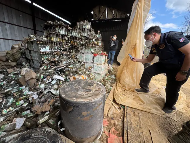 မူးယစ်ဆေးထုတ်တယ်ဆိုတဲ့နေရာကို ထိုင်းမူးယစ်နှိမ်နင်းရေးက တာဝန်ရှိသူတစ်ဦးမှတ်တမ်းယူနေမှု 