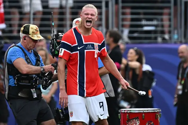 L'attaquant norvégien n°09 Erling Braut Haaland frappe du tambour alors qu'il célèbre après avoir remporté les huitièmes de finale de la Coupe du monde 2026 entre le Brésil et la Norvège au stade New York/New Jersey à East Rutherford le 5 juillet 2026.
