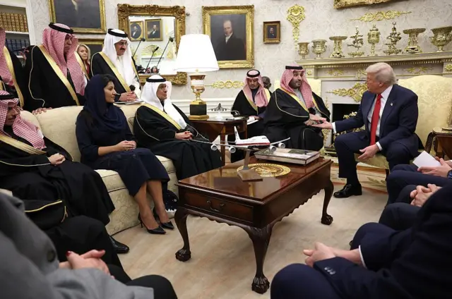 Bin Salman y su equipo en el despacho oval