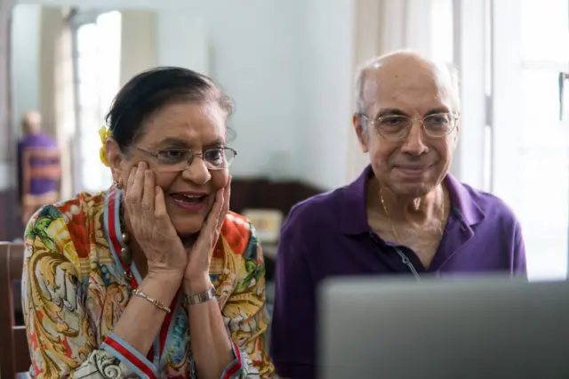 රැකියාවෙන් විශ්රාම ගැනීම ඕනෑම පුද්ගලයෙකුගේ ජිවිතයේ විශේෂ සන්ධිස්ථානයක් බවත් විශ්රාම ගැනීම තමන්ගේ ජිවිතයේ ක්රියාකරීත්වය අහිමිකර ගැනීමක් යැයි කිසිසේත් නොසිතිය යුතු බව ගාල්ල ජාතික රෝහලේ විශේෂඥ මනෝ වෛද්ය රූමි රූබන් පවසයි.