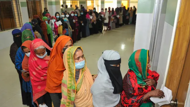 রোগীদের লাইন।