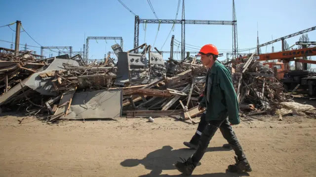 Затраты на восстановление Украины оцениваются уже в 500 млрд долларов. Энергообъект в Харькове, разрушенный российским ударом