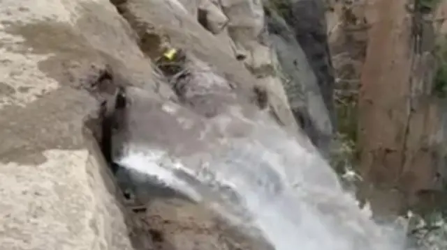 சீனா: புகழ்பெற்ற நீர்வீழ்ச்சியில் ‘குழாய்’ மூலம் தண்ணீர் – வைரல் வீடியோவால் தொடங்கிய சர்ச்சை