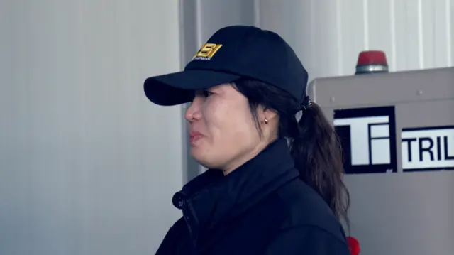 임시 시신안치소가 됐었던 컨테이너 속에서 눈물을 흘리는 김경희 검시관