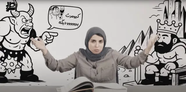 زینب موسوی در حال اجرای برنامه طنز درباره فردوسی