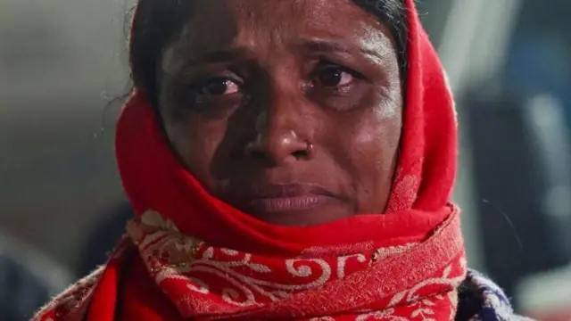 महाकुंभ में भगदड़ के बाद हॉस्पिटल के बाहर रोती एक महिला श्रद्धालु
