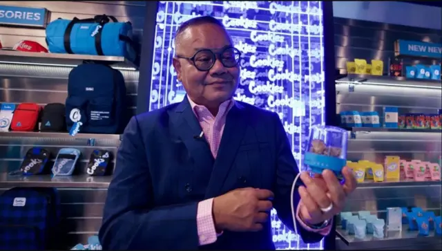 မူးယစ်ဆေးဝါး ဥပဒေတွေ ဖြေလျှော့ပေးဖို့အရေးမှာ ပါဝင်မှုကြောင့် Tom Kruesopon ကို ထိုင်းနိုင်ငံမှာ Mr Weedလို့ လူသိများ 