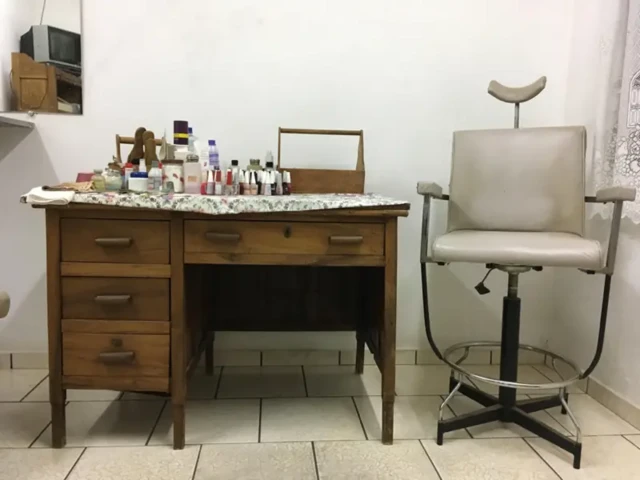 Waldirene foi manicure durante toda a vida; formada em contabilidade, ela não pôde trabalhar na área por ter sido proibida de alterar o nome de nascimento