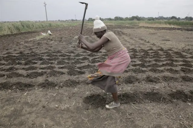 Umugore urimo guhinga
