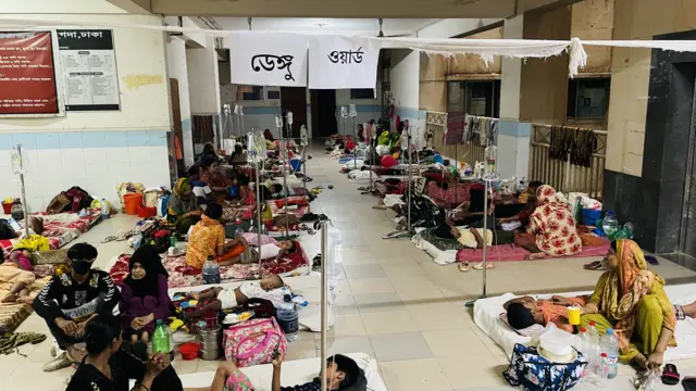 মুগদা হাসপাতালের শিশু ওয়ার্ডের মেঝেতে ছড়িয়ে থাকা শয্যার একাংশ 