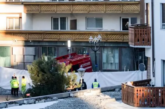 أفراد من الشرطة خارج المبنى