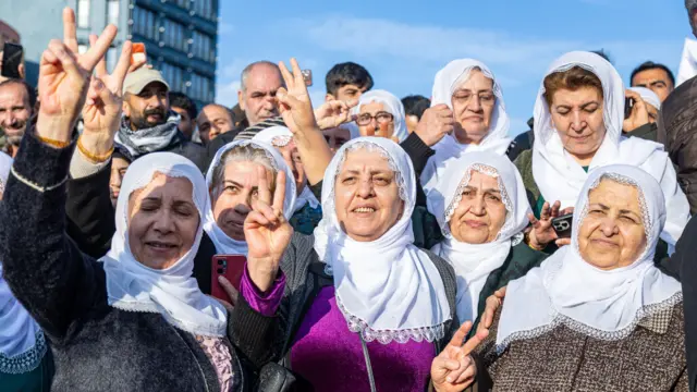 أنصار حزب المساواة والديمقراطية الشعبي التركي المؤيد للأكراد يحتفلون وهم يتجمعون لمشاهدة المؤتمر الصحفي لوفد الحزب على شاشة بعد زيارتهم لزعيم حزب العمال الكردستاني المسجون عبد الله أوجلان، في ديار بكر، تركيا، 27 فبراير 2025.