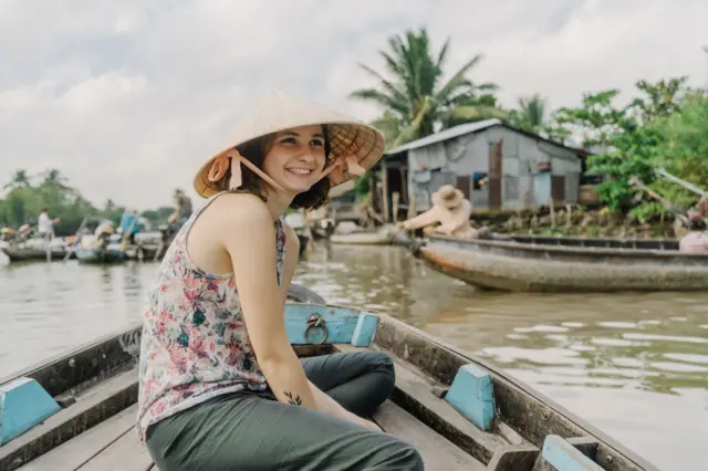 Một khách du lịch nữ tham quan Đồng bằng sông Cửu Long