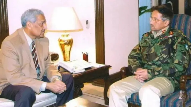 Jenerali Pervez Musharraf, Rais wa Pakistan wa wakati huo, alimweka Dk. Abdul Qadeer Khan katika kizuizi cha nyumbani na kukata mawasiliano yake na ulimwengu wa nje.