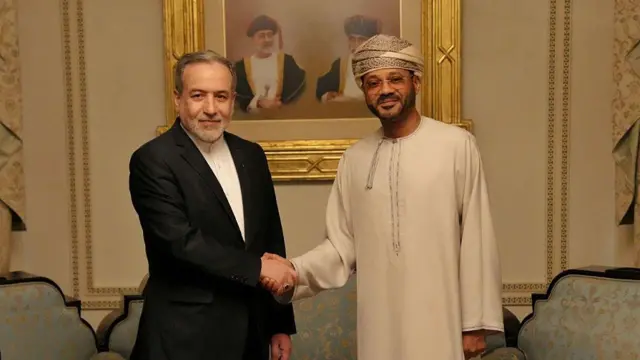 عباس عراقچی، وزیر خارجه ایران (چپ) همراه با بدر حمد بوسعیدی، وزیر خارجه عمان 