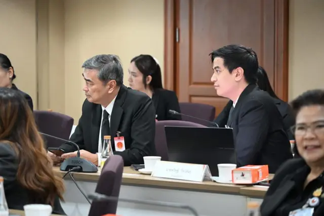 อภิสิทธิ์ เวชชาชีวะ หัวหน้าพรรค ปชป. กับ พริษฐ์ วัชรสินธุ รองหัวหน้าพรรค ปชน. ร่วมหารือกับคณะตุลาการศาลรัฐธรรมนูญด้วย