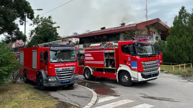 Dva vatrogasna crvena vozila