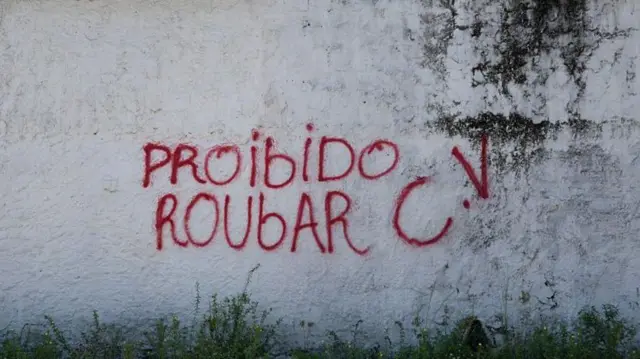 Un grafiti en una pared firmado por el Comando Vermelho dice en portugués "prohibido robar".
