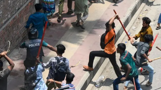 பற்றி எரியும் வங்கதேசம் - போராட்டத்தின் தீவிரத்தை உணர்த்தும் புகைப்பட தொகுப்பு