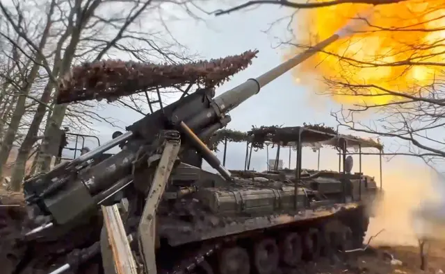 Самохідна артустановка "Малка" веде вогонь